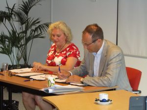 Anastasia van der Lugt (VVD) en Ronald Koehorst (LDIJ) ondertekenen het Coalitie-akkoord Anastasia van der Lugt (VVD) en Ronald Koehorst (LDIJ) ondertekenen het Coalitie-akkoord