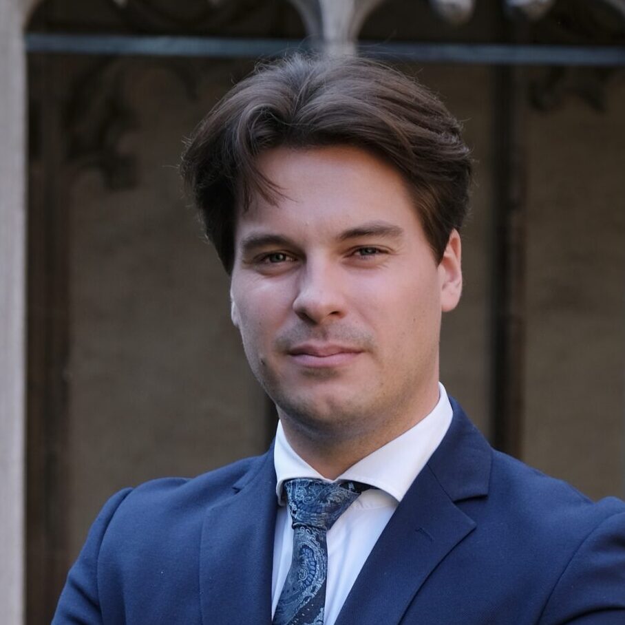 <b>ROBERT VERSTEEG</b><p> VOORZITTER